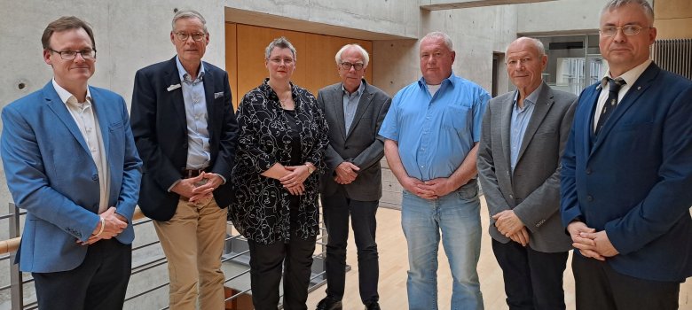 Der Vorstand steht im Kreishaus Gütersloh zum Gruppenfoto.