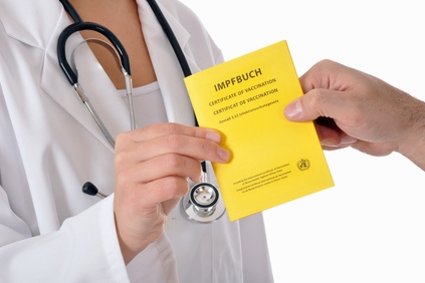 Patient übergibt Impfpass