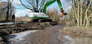 Das Wasser des Baches konnte sich unverzüglich im neu ausgehobenen Bett der Umfluttrasse ausbreiten. 