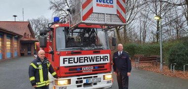 Matthias Setter, Leiter der Feuerwehr Rietberg, und Kreisbrandmeister Dietmar Holtkemper neben der neuen Drehleiter. 