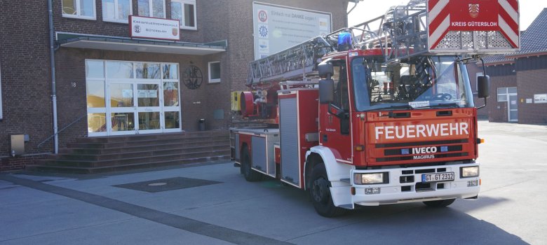 Die neue Drehleiter vor der Kreisfeuerwehrschule in St. Vit. 