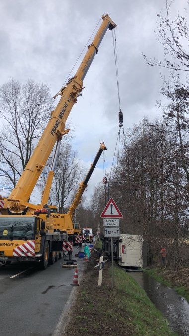 Der umgekippte Lkw auf der Harsewinkeler Straße in Steinhagen musste mithilfe von zwei Autokranen geborgen und abtransportiert werden. 