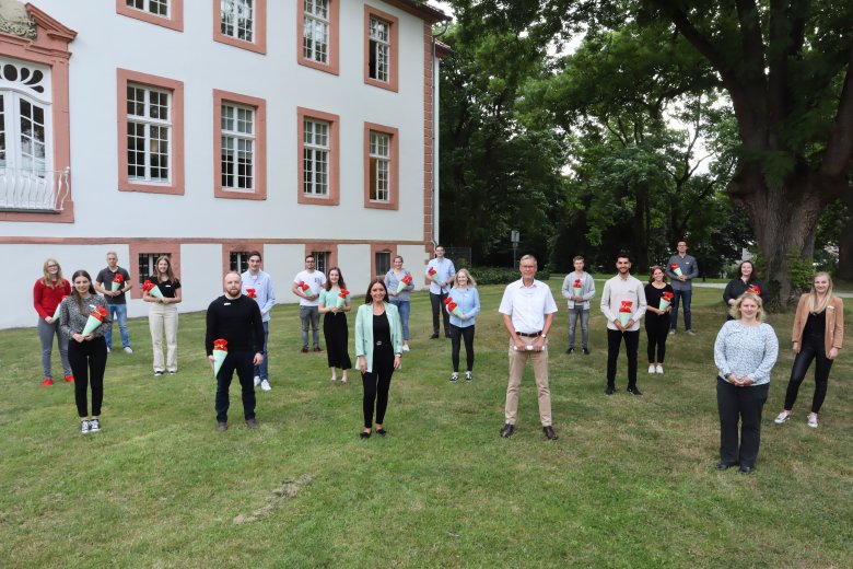 Landrat Sven-Georg Adenauer begrüßte heute zusammen mit den beiden Ausbildungsleiterinnen Sarah Hahne und Simone Kramer sowie Selina Niermann aus der Abteilung Personal und Organisation die neuen Auszubildenden. 