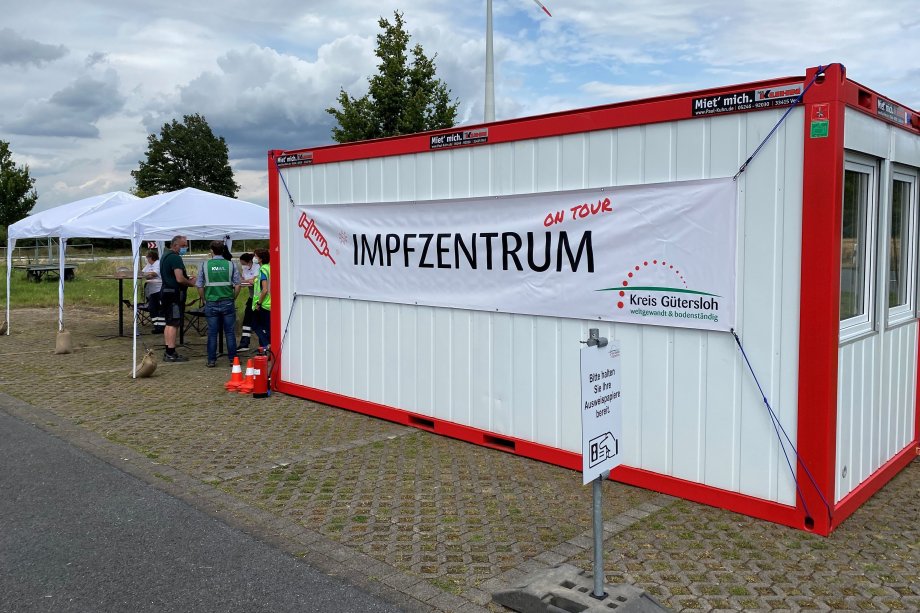 Der Impfcontainer steht nur noch bis Mittwoch, 25. August, auf dem Gelände des Unternehmens Bessmann in Marienfeld.