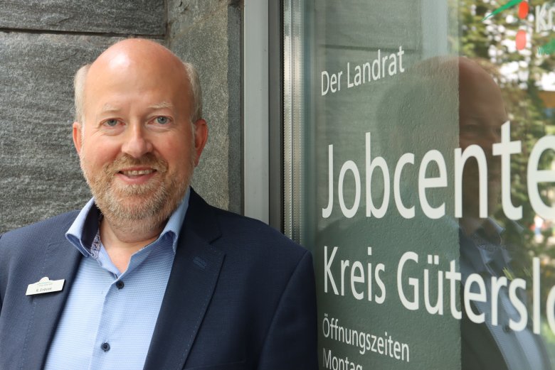 Rolf Erdsiek vor dem Jobcenter des Kreises Gütersloh