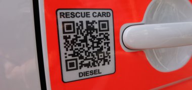 Zu sehen ist ein QR-Code auf dem Notarzteinsatzfahrzeug. Dies ist eine Rescue Card.