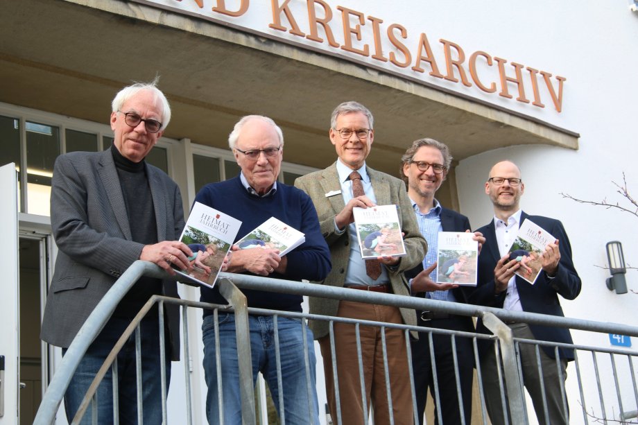 Gruppenfoto vor dem Archiv, Vorstellung Kreisheimatjahrbuch 2023