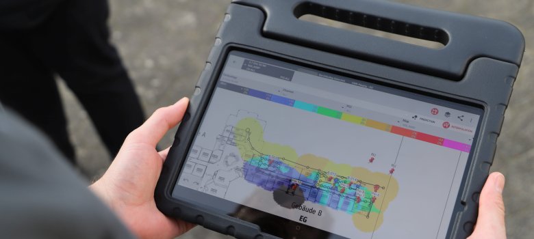 Über eine sogenannte „Heatmap“ kann die Signalstärke der Testantenne an ver-schiedenen Punkten im Gebäude nachvollzogen werden. (Foto: OWL GmbH)