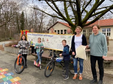 In Vertretung für die ganze Schule nahmen (v.l.) Su, Jaelle, Lilly, Theo, Niklas und Joanna aus der Klasse 4a zusammen mit der stellv. Schulleiterin Verena Tubbesing (r.) den Preis für den 1. Platz von Hanna Bante (Kreis Gütersloh) entgegen. 