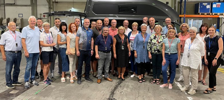 Nach Abschluss der Betriebsbesichtigung konnte sich die Delegation aus Lettland ein fertiges Reisemobil (im Hintergrund zu sehen) ansehen. 