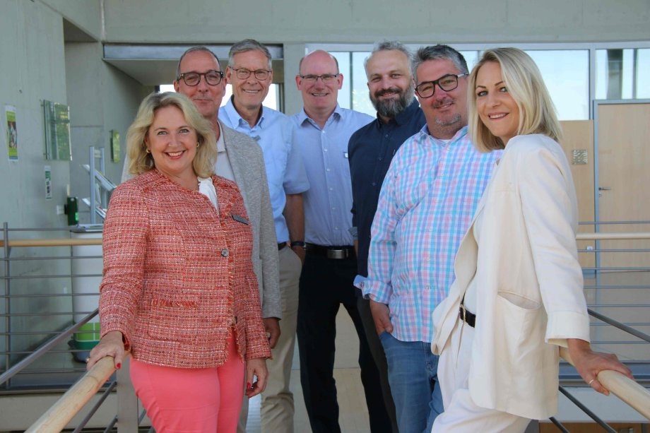 Fototermin im Kreishausfoxer mit (v.l.) Yvonne Hantke (Abteilung Personal), Christian Slotta (Leiter Abteilung Personal), Landrat Sven-Georg Adenauer, Andreas Poppenborg (Dezernent Personal, Finanzen und Zentrale Dienste sowie Alexander Dombek, Andreas Herde und Alexandra Backhaus (alle ‚YeaHR!‘). 