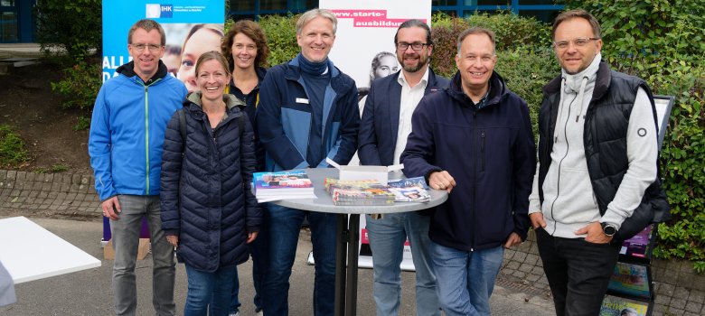 Sieben Beteiligte stehen auf dem Schulhof der Von-Zumbusch-Gesamtschule in Herzebrock-Clarholz