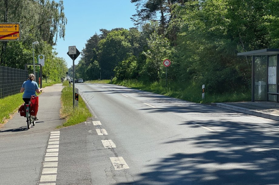 Auf einer Länge von 650 Metern wird der Radweg an der K 35 saniert - hier Straße und Radweg auf Höhe Kanarienweg in Avenwedde.