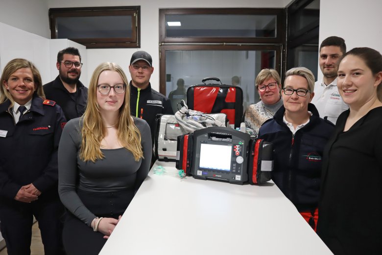 Gruppenfoto im Rettungsdienstzentrum des Kreises Gütersloh