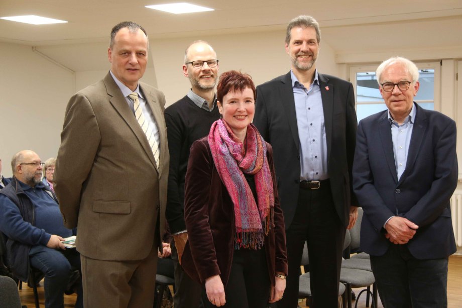 Auf der Wahlveranstaltung des Westfälischen Heimatbundes im Stadt- und Kreisarchiv Gütersloh (v.l.): Kreisheimatpfleger Michael Erichreineke, Kreisarchivar Ralf Othengrafen, Dr. Silke Eilers, Geschäftsführerin des Westfälischen Heimatbundes, Thorsten Schmolke, stellvertretender Landrat, und Kreisheimatpfleger Dr. Rolf Westheider. 