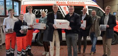 Besuch in der Rettungswache Halle (Westf.) (v.l.): Jannik Wirth, Friederike Dieckhoff, Luis Kröner von der Rettungswache Halle (Westf.) nahmen die Pakete von Landrat und Bürgermeistern entgegen. Mit dabei waren Dr. Angela Lißner (Dezernentin Ordnung, Gesundheit und Bevölkerungsschutz), Landrat Sven-Georg Adenauer, Jens Vahle (Leiter der Rettungswache Steinhagen), Bürgermeister Thomas Tappe, Jürgen Theis (Leiter der Abteilung Bevölkerungsschutz) und Bürgermeister Dirk Speckmann. 