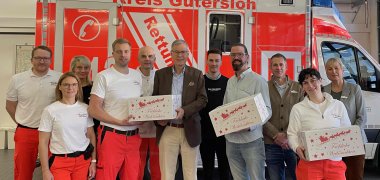 Erster Besuch am zweiten Tag der Rettungswachenbereisung (v.l.): Florian Hamann-Klima, Diana Lange und Linda Becker (alle drei Rettungswache Harsewinkel), Nils Petermann (Leiter der Rettungswache Harsewinkel), Martin Nordemann (Rettungswache Harsewinkel), Landrat Sven-Georg Adenauer, Jannick Baumann (Rettungswache Harsewinkel), Michael Sellemerten (Leiter der Rettungswache Herzebrock-Clarholz), Jürgen Theis (Leiter der Abteilung Bevölkerungsschutz), Notärztin Berrin Şerbetçi und Dr. Angela Lißner (Dezernentin Ordnung, Gesundheit und Bevölkerungsschutz).  