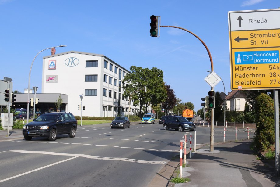 Fas Foto zeigt die Kreuzung Hauptstraße mit dem West- und Nordring in Rheda-Wiedenbrück. Von dieser Stelle bis kurz vor die Autobahn wird die Straße saniert.