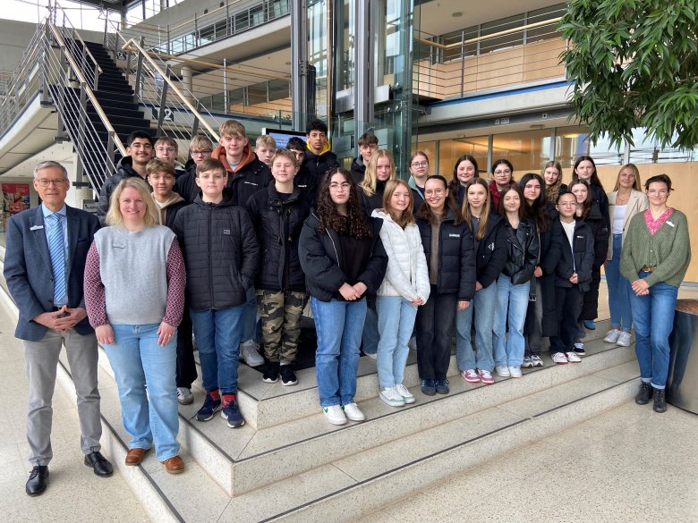 Eine Gruppe von Schülerinnen und Schülern, die am Girls' und Boys' Day beim Kreis Gütersloh teilgenommen haben. Sie stehen im Foyer des Kreishauses Gütersloh.