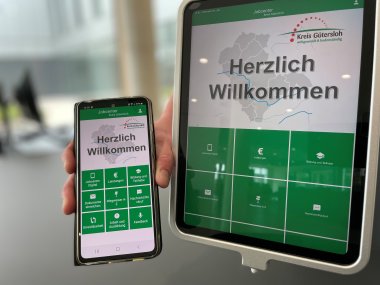 Handy und Tablet mit der App-Oberfläche