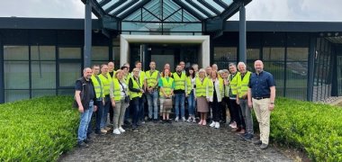 Gruppe vor dem Eingang der Grauthoff Türengruppe