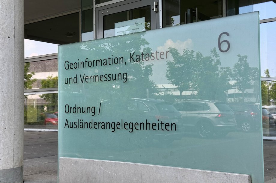 Schild vor dem Eingang zur Ausländerbehörde des Kreises Gütersloh.