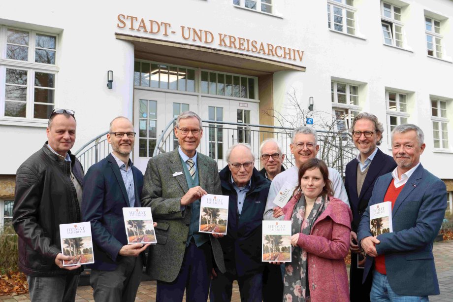 Präsentierten das Heimatjahrbuch 2025 im Stadt- und Kreisarchiv Gütersloh (v.l.): Kreisheimatpfleger Michael Erichreineke, Chefredakteur und Kreisarchivar Ralf Othengrafen,  Landrat Sven-Georg Adenauer, Redaktionsmitglied Fritz Fischer, Kreisheimtpfleger Dr. Rolf Westheider, die Readaktionsmitglieder Klaus-Peter Schillig und Nicole Kockentiedt, Friedrich Flöttmann (Flöttmann-Verlag) und Redaktionsmitglied Jan Focken.