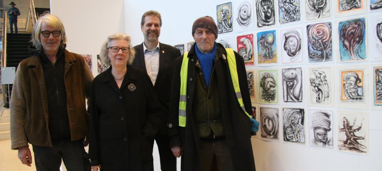 Eröffneten die Ausstellung ‚Caféhaus Punk‘ von Charlie B. Zudrop im Kreishaus Gütersloh (v.l.): Jörg Spätig, Dr. Silvana Kreyer (beide vom Kunstverein des Kreises Gütersloh), der stellvertretende Landrat Thorsten Schmolke und der Künstler Charlie B. Zudrop. Foto: Kreis Gütersloh