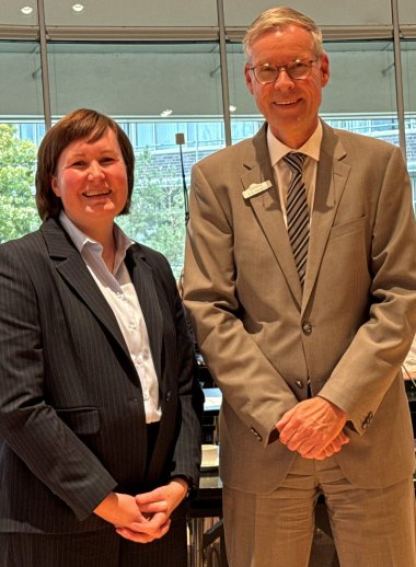 Kathrin Falke mit Landrat Sven-Georg Adenauer im Kreistag