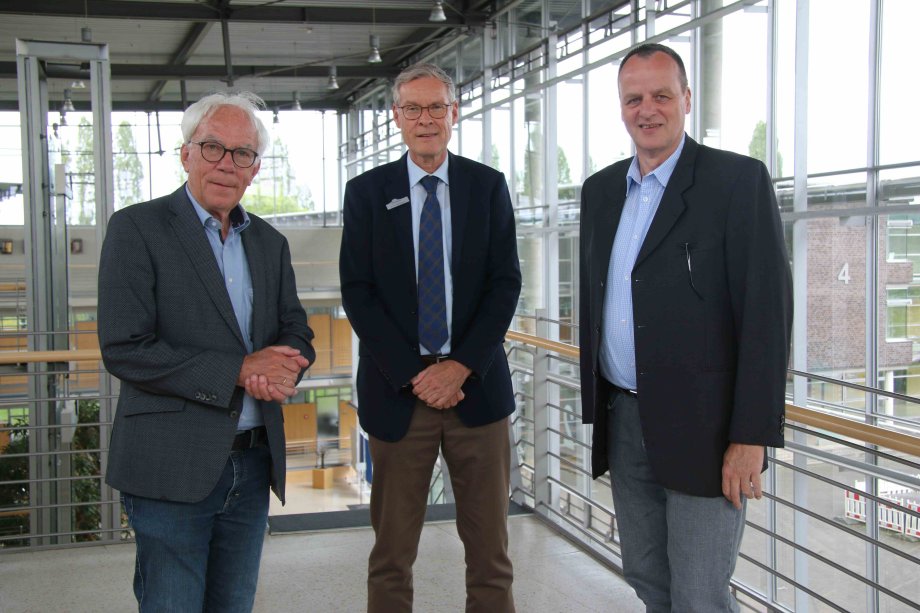 Dr. Rolf Westheider, Sven-Georg Adenauer und Michael Erichreineke im Foyer des Kreishauses Gütersloh. 