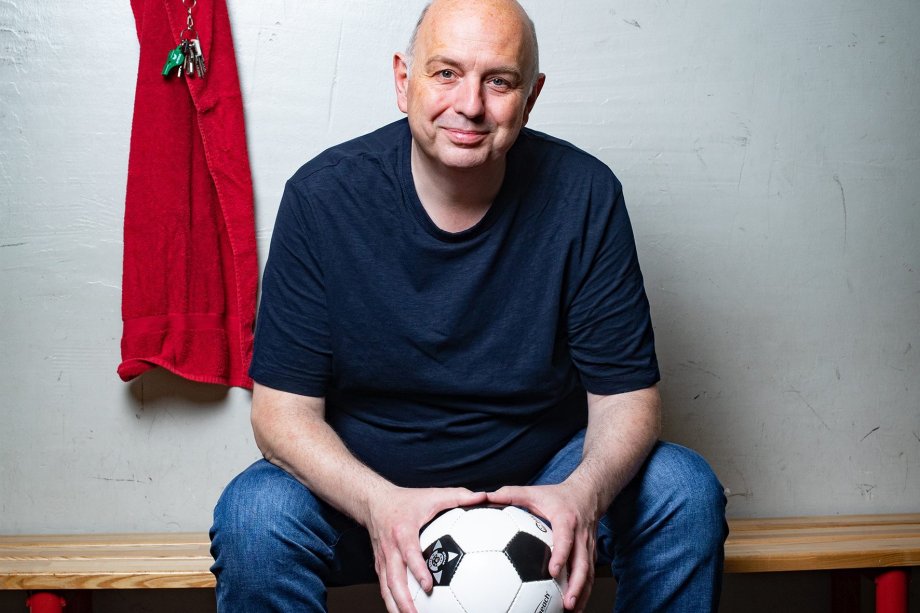 Frank Goosen sitzt in einer Umkleidekabine und hat einen Dußball in den Händen. Foto: Martin Steffen