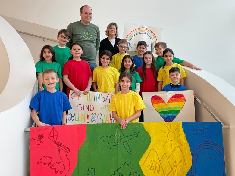 Im Theater Gütersloh bekamen die Kinder eine Führung. Mit dabei war OGS-Leiter Oliver Duismann sowie Anja Kottmann vom Kommunalen Integrationszentrum des Kreises Gütersloh. 