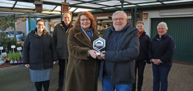 Bei der Übergabe des Preises waren sie beim Preisträger zu Gast: (v.l.) Judith Schmitz (Leiterin der Abteilung Soziales), Dr. Ulrich Kemper (1. Vorsitzender der Gütersloher Stiftung für psychisch Kranke und geistig Behinderte), Schirmherrin Katja Soehnle-Miele, Ingo Hanneforth (Inhaber Gottfried Epke Garten- und Landschaftsbau) sowie die Mitarbeiterinnen Agnes Goldapp und Ute Weltzer. 