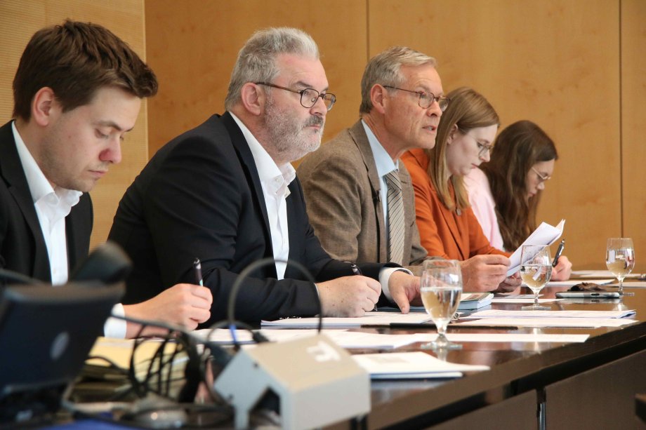 Auf dem Bild sitzen nebeneinander im Sitzungsssaal (v.l.) Jens Wimmelbücker, Michael Hellweg, Landrat Sven-Georg Adenauer, Ann-Kathrin Peek und Lenjal Albers.