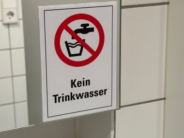 Schild auf einem Spiegel mit der Aufschrift 'Kein Trinkwasser'