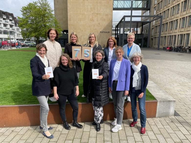 Die Gleichstellungsbeauftragten vor dem Rathaus in Gütersloh