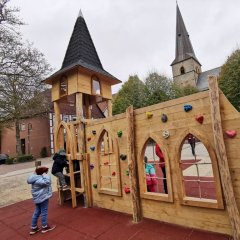 Kinder-Spielturm auf dem Kirchplatz von Werther