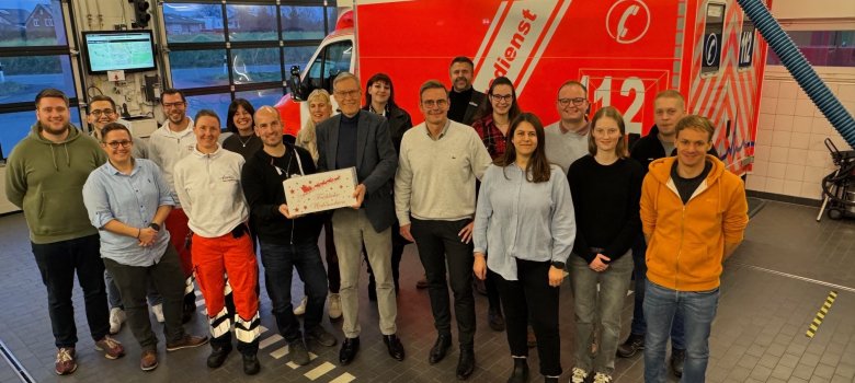 Rettungswachenbereisung auf Station in Rietberg: Landrat Sven-Georg Adenauer (9.v.l) und Bürgermeister Andreas Sunder (8.v.r.) bedankten sich bei dem beinahe vollständig angetretenem Team für die geleistete Arbeit. Das feierte anschließend seine Weihnachtsfeier. 