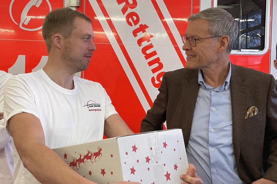 Landrat Sven-Georg Adenauer im Gespräch mit Nils Petermann (Leiter der Rettungswache Harsewinkel).  