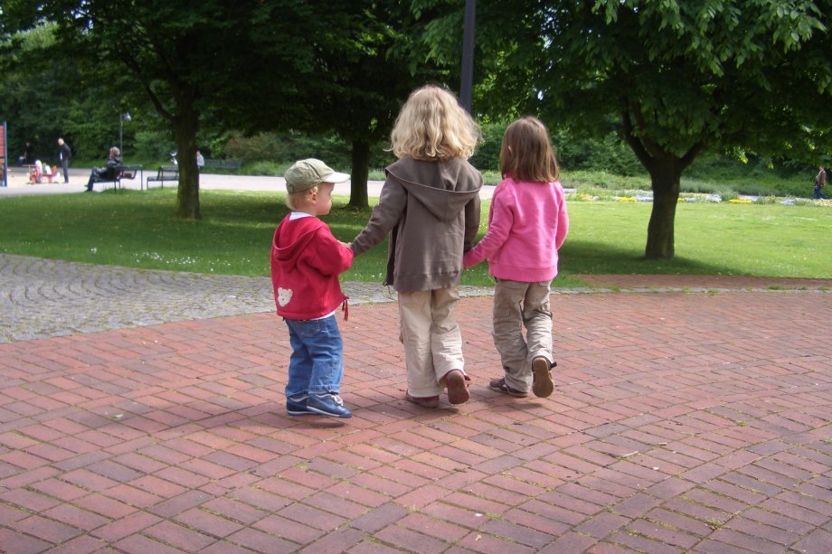 Drei Kinder in der Flora Westfalica. Archivfoto aus 2008.