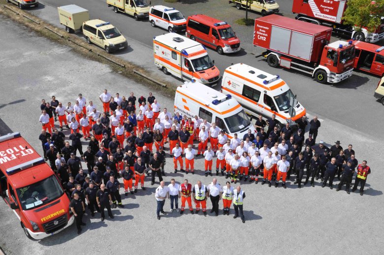 130 Einsatzkräfte auf dem Parrkplatz des A2-Forums.