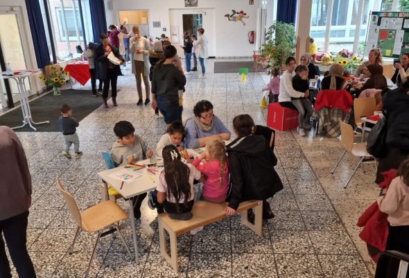 Eltern mit Kindern beim wöchentlichen Treffen.