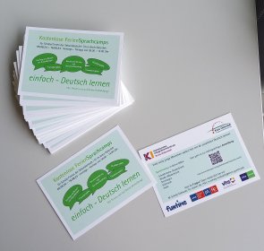 Postkarte mit Informationen zur digitalen mehrsprachigen Anmeldung 