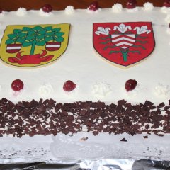 Sahnetorte mit den aufgemalten Wappen der beiden Städte