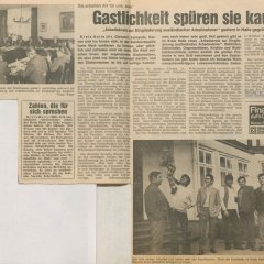 Zeitungsartikel mit der Überschrift "Gastlichkeit spüren sie kaum". Die schwarz-weiß-Bilder zeigen eine Arbeitskreissitzung sowie ein Gruppenbild mit sechs Arbeitern und einem Kind.