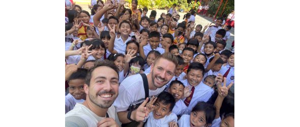 Johannes Hermjohannknecht (links) und Robert Voßhans von der Pater-Noldus-Aktion inmitten von Kindern mit lachenden Gesichtern bei einem Besuch in Indonesien.