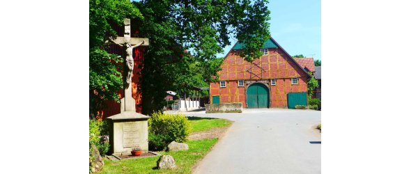 Hof Schulze Hüttinghausen 2023 mit Hofkreuz und Haupthaus von 1819 von Westen