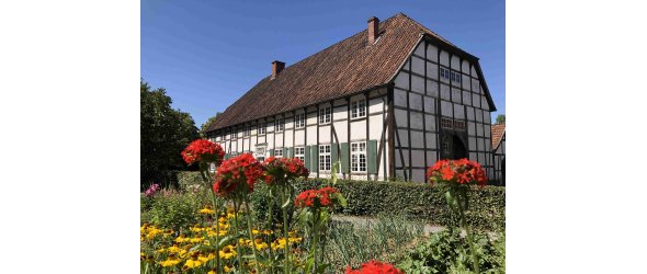 Das herrschaftliche Gutshaus Schönhof aus Wiedenbrück, gesehen vom gegenüberliegenden Bauerngarten.