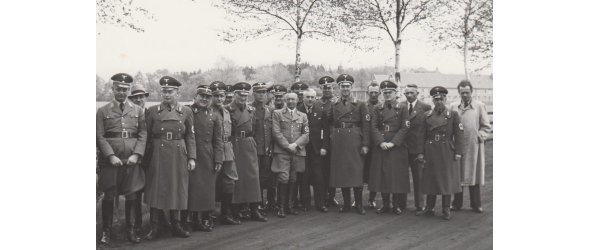 Propaganda-Rundfahrt der „Alten Garde“ früher NS-Kämpfer, September 1938. Gruppenfoto, Ernst Kienker ist der dritte von rechts, in ziviler Kleidung.