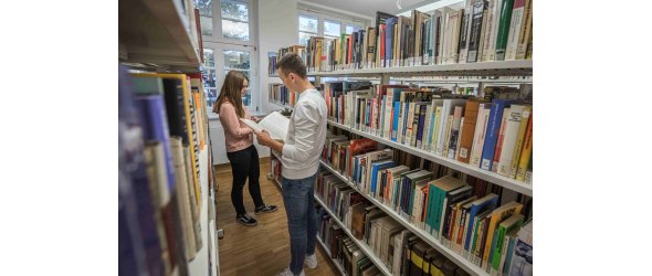 Zwei Personen bei der Recherche in der Bibliothek des Kreisarchivs